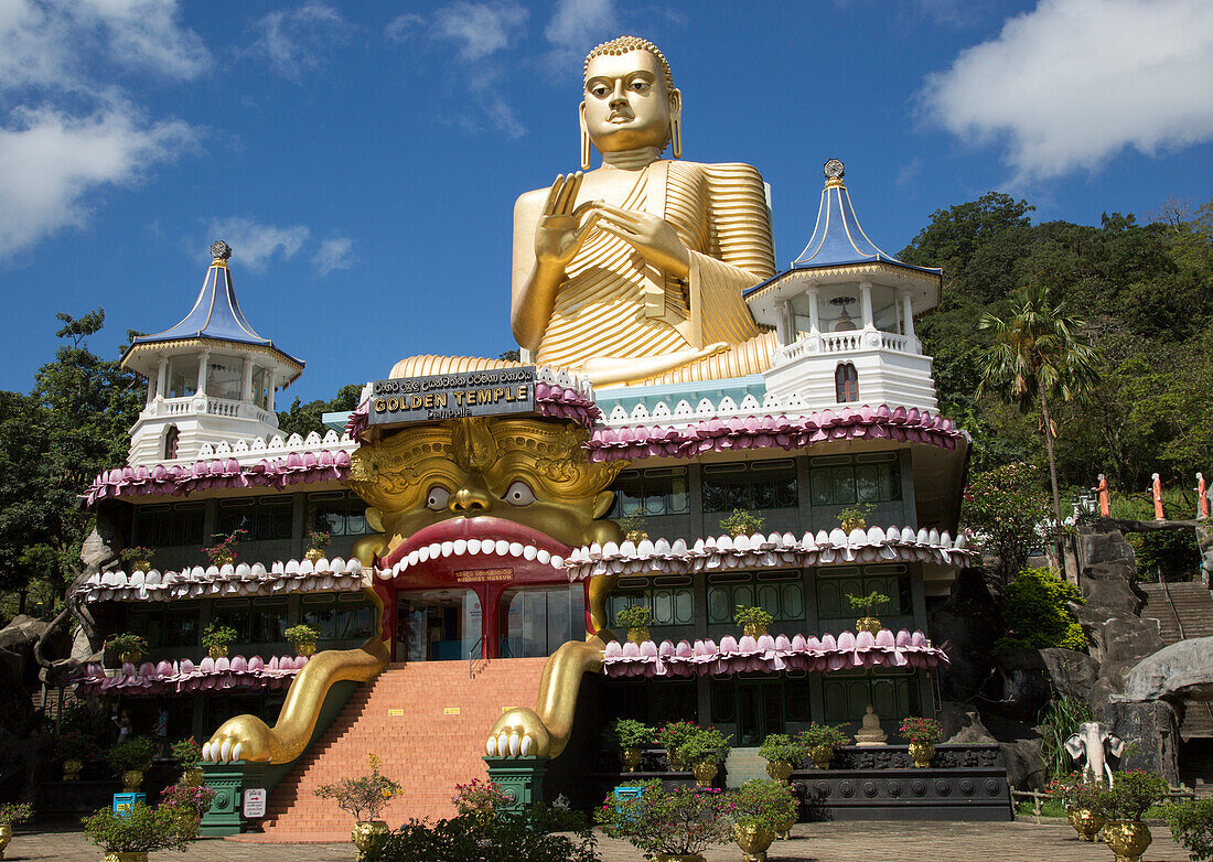 Riesige goldene Buddha-Statue im Höhlentempelkomplex von Dambulla, Sri Lanka, Asien