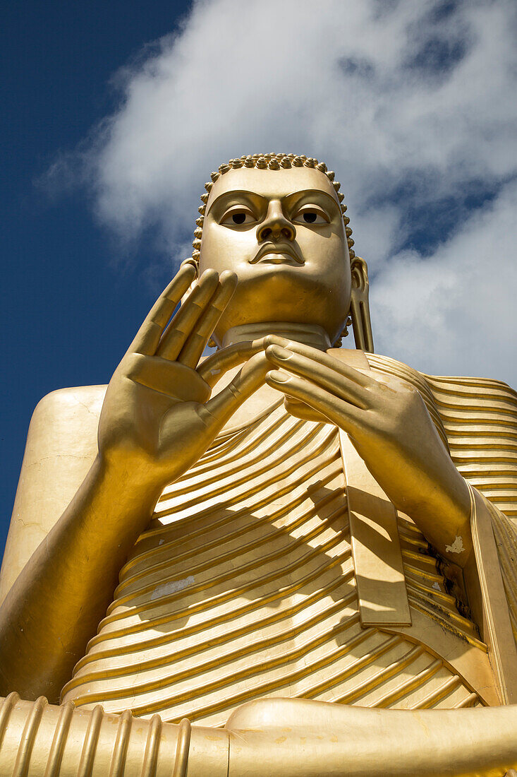 Riesige goldene Buddha-Statue im Höhlentempelkomplex von Dambulla, Sri Lanka, Asien