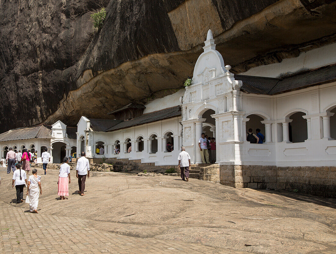 Menschen in der buddhistischen Tempelanlage der Dambulla-Höhle, Sri Lanka, Asien