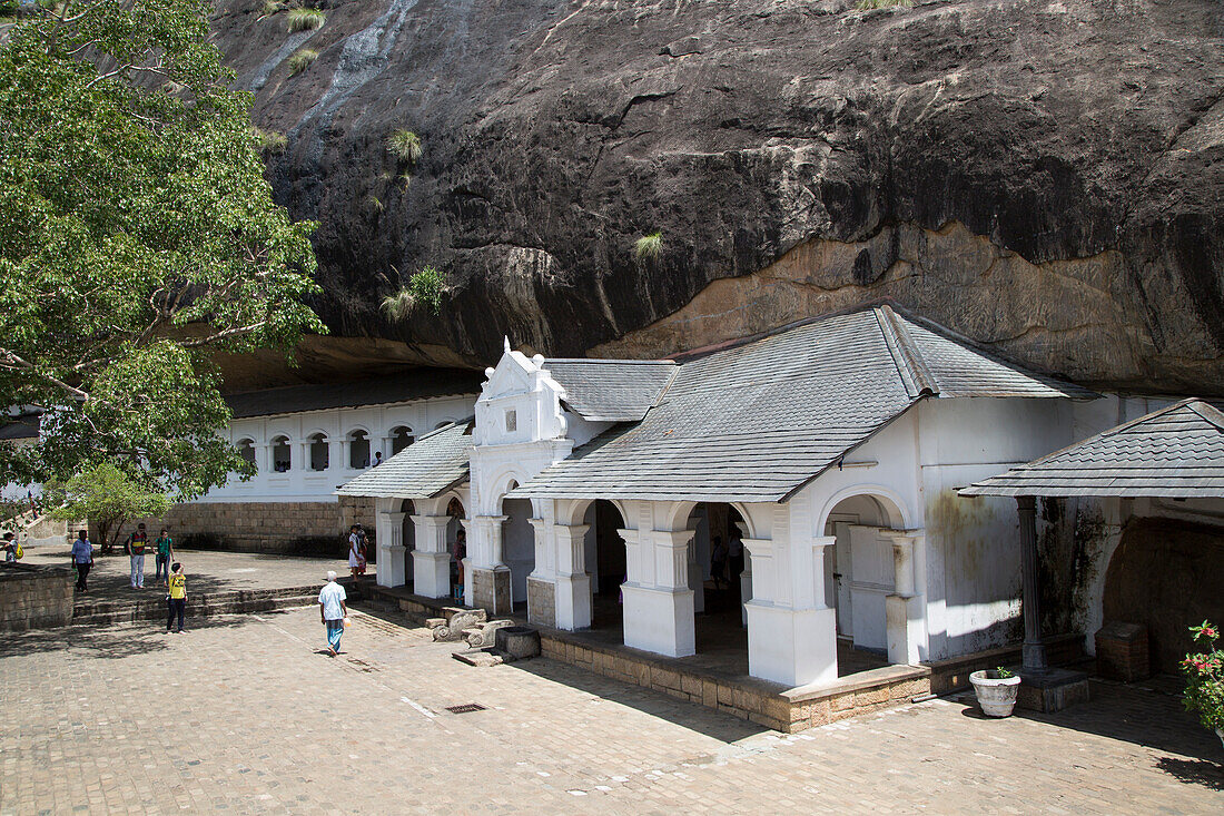 Menschen in der buddhistischen Tempelanlage der Dambulla-Höhle, Sri Lanka, Asien