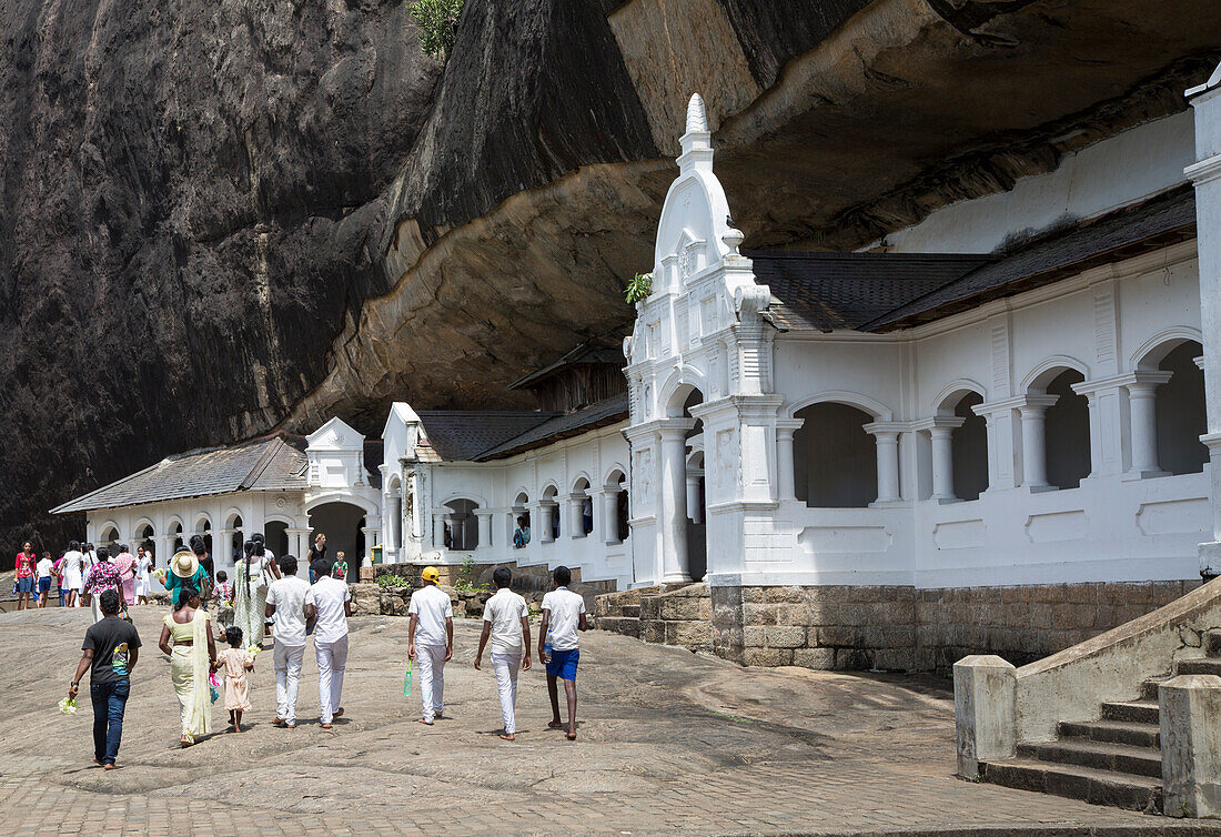 Menschen in der buddhistischen Tempelanlage der Dambulla-Höhle, Sri Lanka, Asien