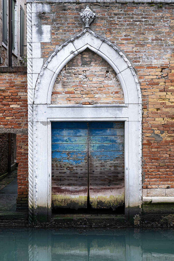  Old gate on a canal in Venice, Venice, Veneto, Italy, Europe 