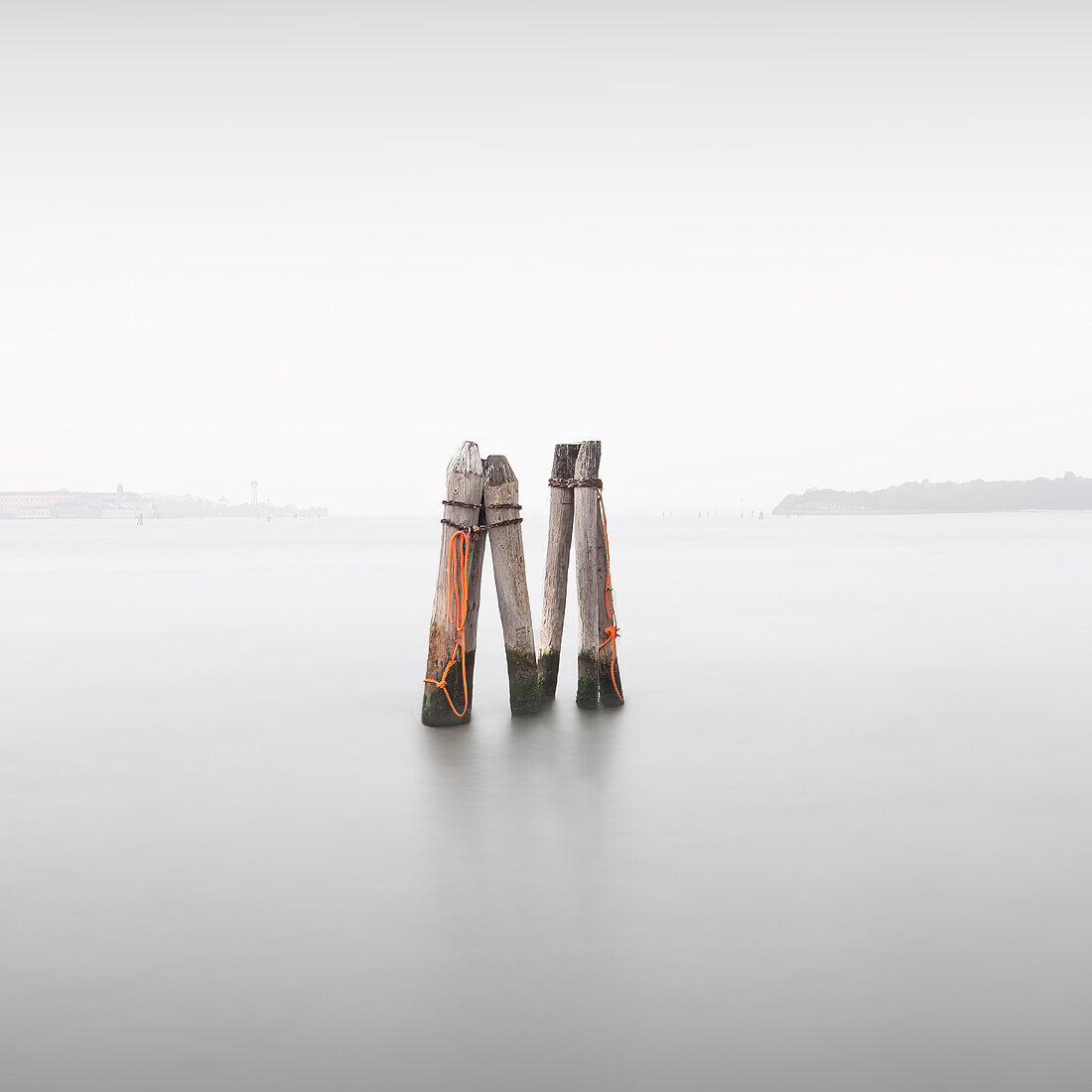 Blick auf Holzpfähle mit orangenen Seilen in der Lagune von Venedig, Pellestrina, Venetien, Italien, Europa