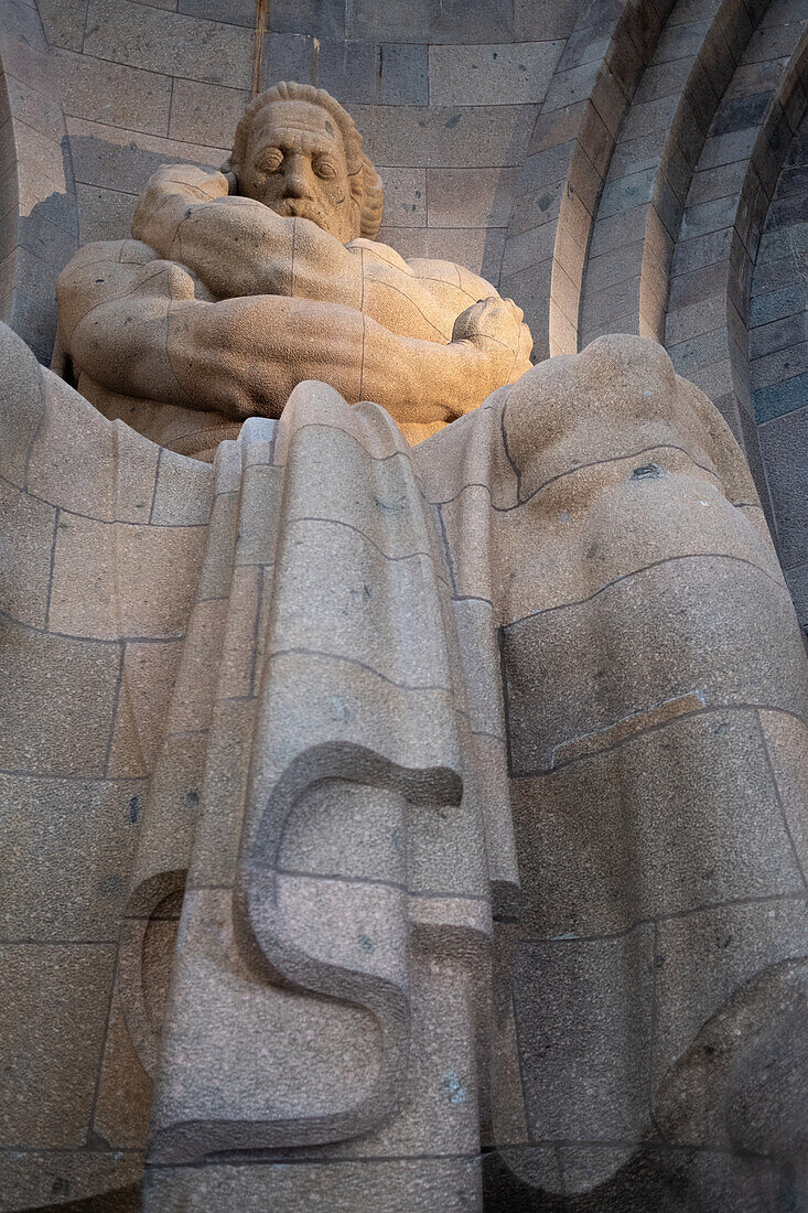 Blick auf die Tugendfigur Tapferkeit in der Ruhmeshalle, Völkerschlachtdenkmal, Leipzig, Sachsen, Deutschland, Europa