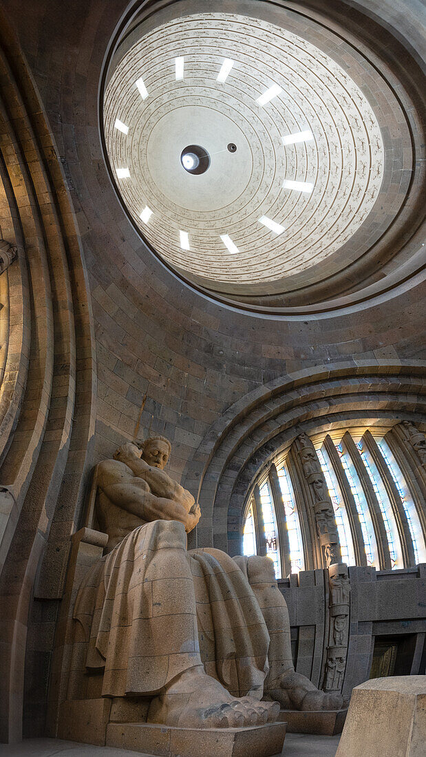 Blick auf die Tugendfigur Tapferkeit und die Reiterfiguren innerhalb der Kuppel  in der Ruhmeshalle, Völkerschlachtdenkmal, Leipzig, Sachsen, Deutschland, Europa