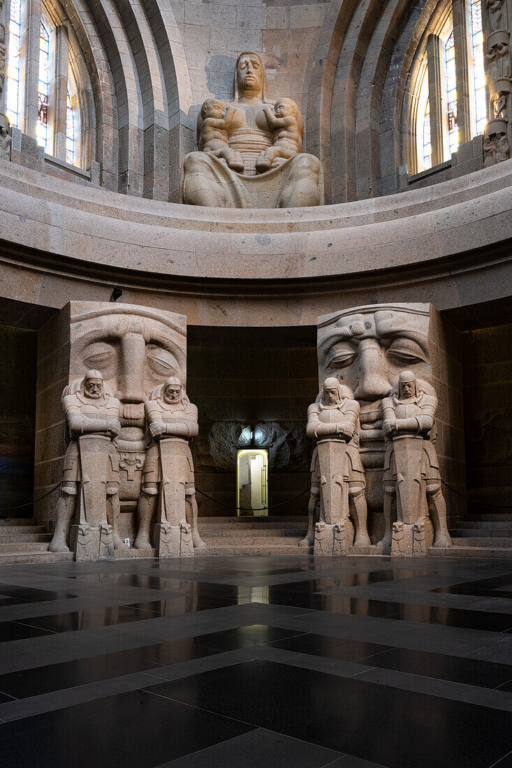 Blick auf die Totenwächter in der Krypta in der Ruhmeshalle im Völkerschlachtdenkmal, Leipzig, Sachsen, Deutschland, Europa 