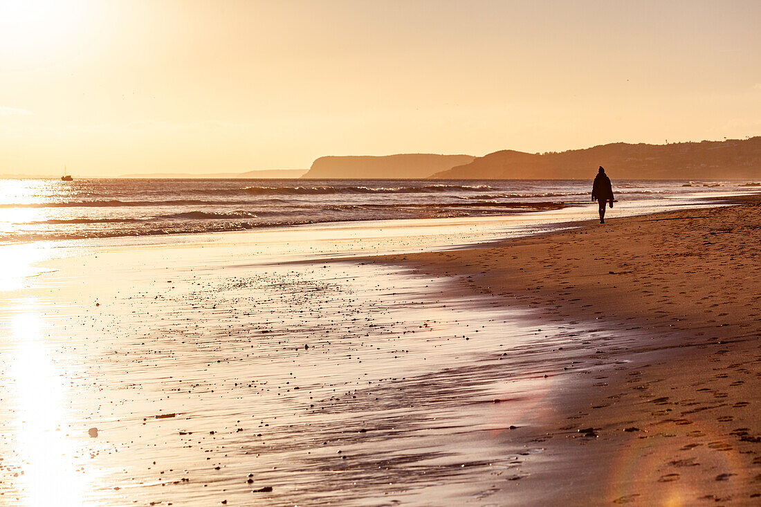  Europe, Portugal, Algarve, Atlantic coast, people on the beach 