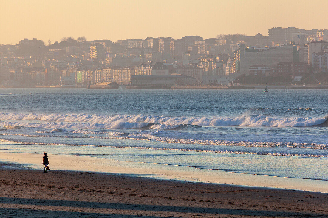 Europa, Spanien, Santander, Atlantikküste, Mensch am Strand