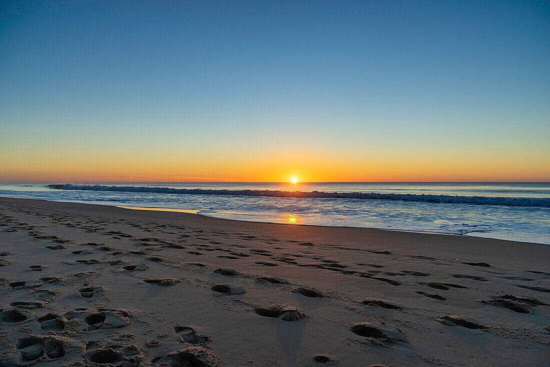 Sonnenuntergang am Meer, Sonne berührt den Horizont