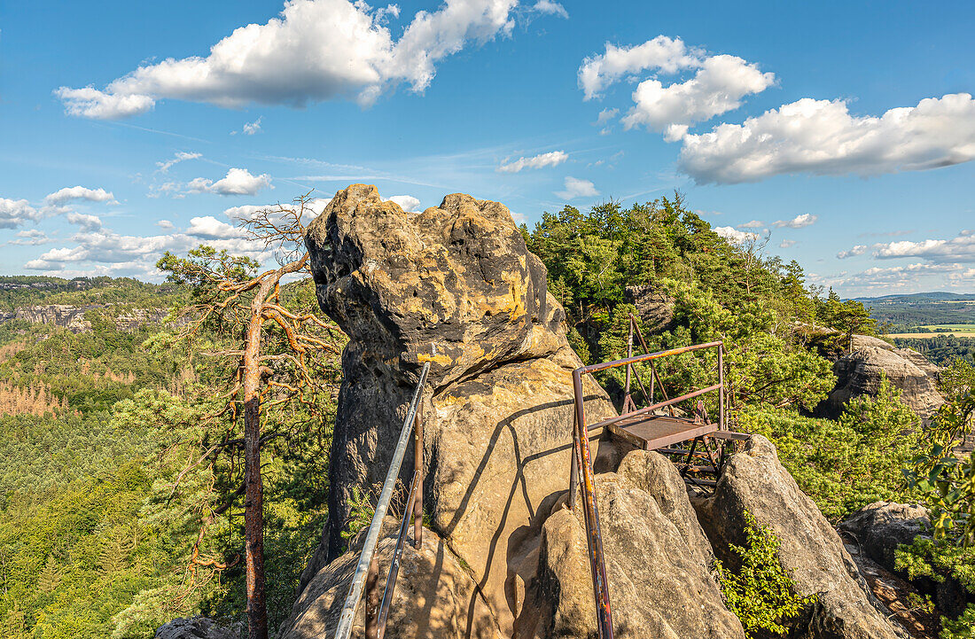  Ridge hiking trail on the Schrammsteine, Saxon Switzerland, Saxony, Germany 