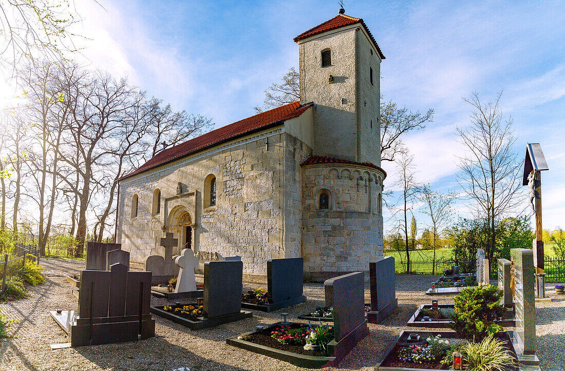 romanische Kirche St. Ulrich mit Friedhof in Ainau bei Geisenfeld in Oberbayern in Deutschland