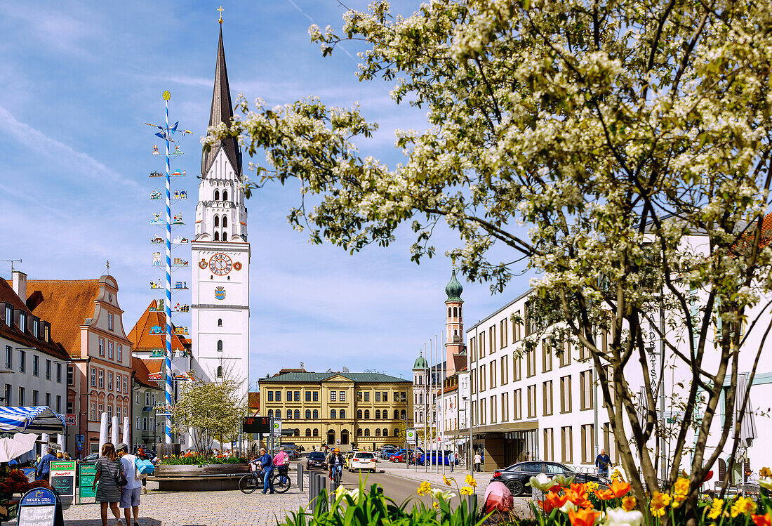 Hauptplatz mit gotischer Kirche St. Johannes Baptist, Maibaumund Spitalkirche Hl. Geist in Pfaffenhofen an der Ilm in Oberbayern in Deutschland