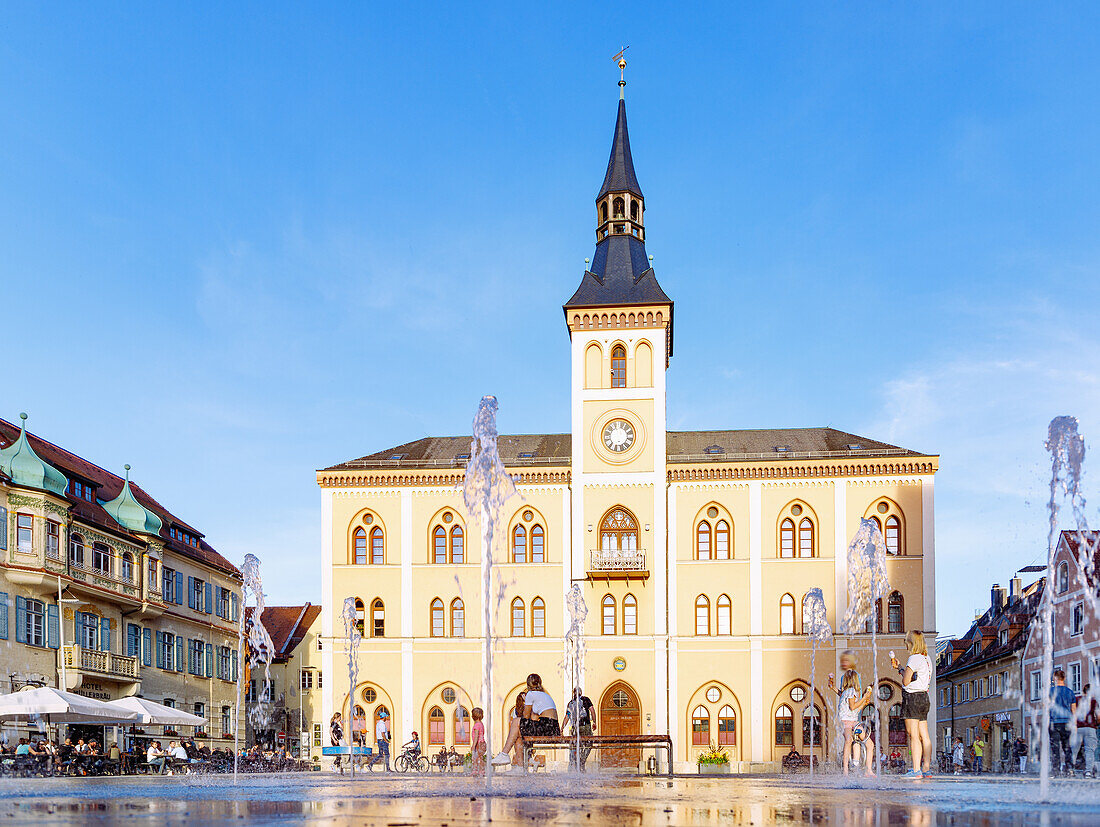 Neogotisches Rathaus und Brunnenanlage am Hauptplatz in Pfaffenhofen an der Ilm in Oberbayern in Deutschland