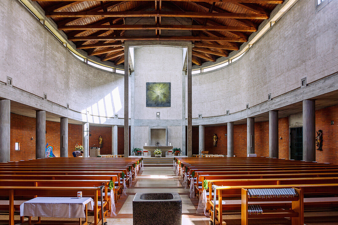 Innenraum der Kirche Verklärung Christi von Alexander von Branca, auch Dom der Holledau genannt, in Rohrbach in Oberbayern in Deutschland