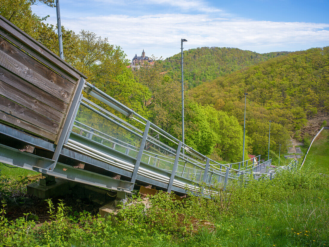 Blick von der Sprungschanze Zwölfmorgental zum Schloss, Wernigerode, Harz, Landkreis Harz, Sachsen-Anhalt, Deutschland, Europa