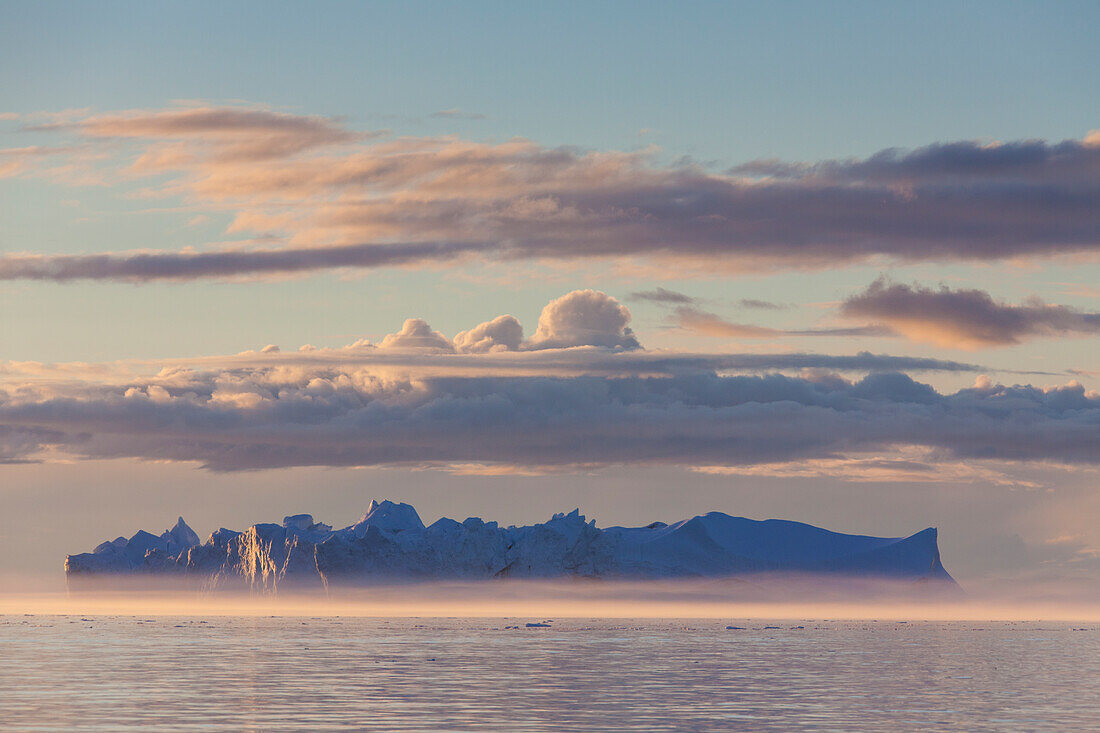 Eisberg im Kaeltenebel, Kangia Eisfjord, UNESCO Weltnaturerbe, Disko-Bucht, West-Groenland, Grönland