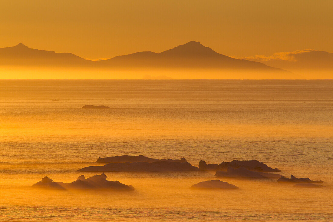 Eisberg im Abendlicht, Kangia Eisfjord, UNESCO Weltnaturerbe, Disko-Bucht, West-Groenland, Grönland