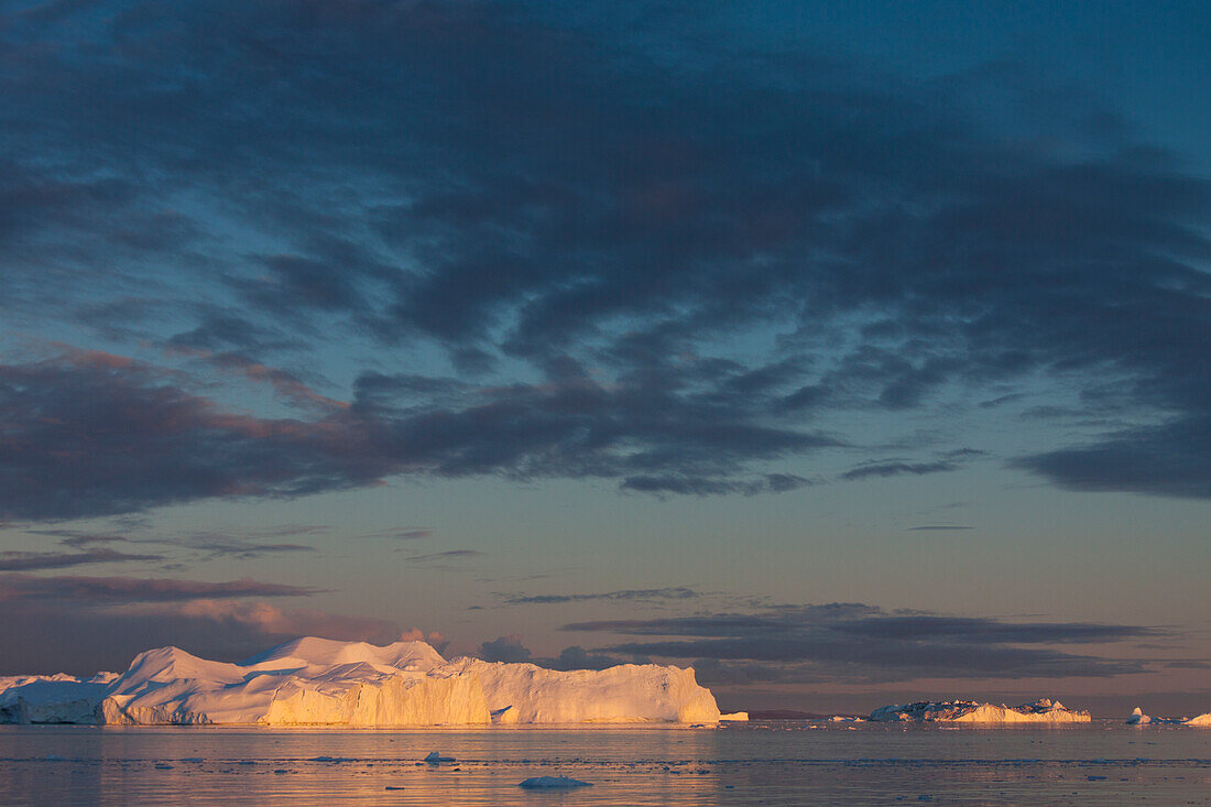 Eisberg im Abendlicht, Kangia Eisfjord, UNESCO Weltnaturerbe, Disko-Bucht, West-Groenland, Grönland