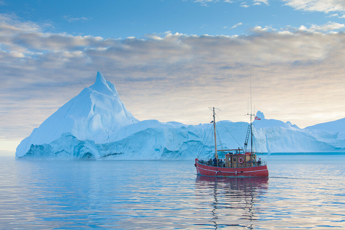 Touristenboot vor Eisbergen, Kangia Eisfjord, Disko-Bucht, UNESCO-Weltnaturerbe, West-Groenland, Grönland