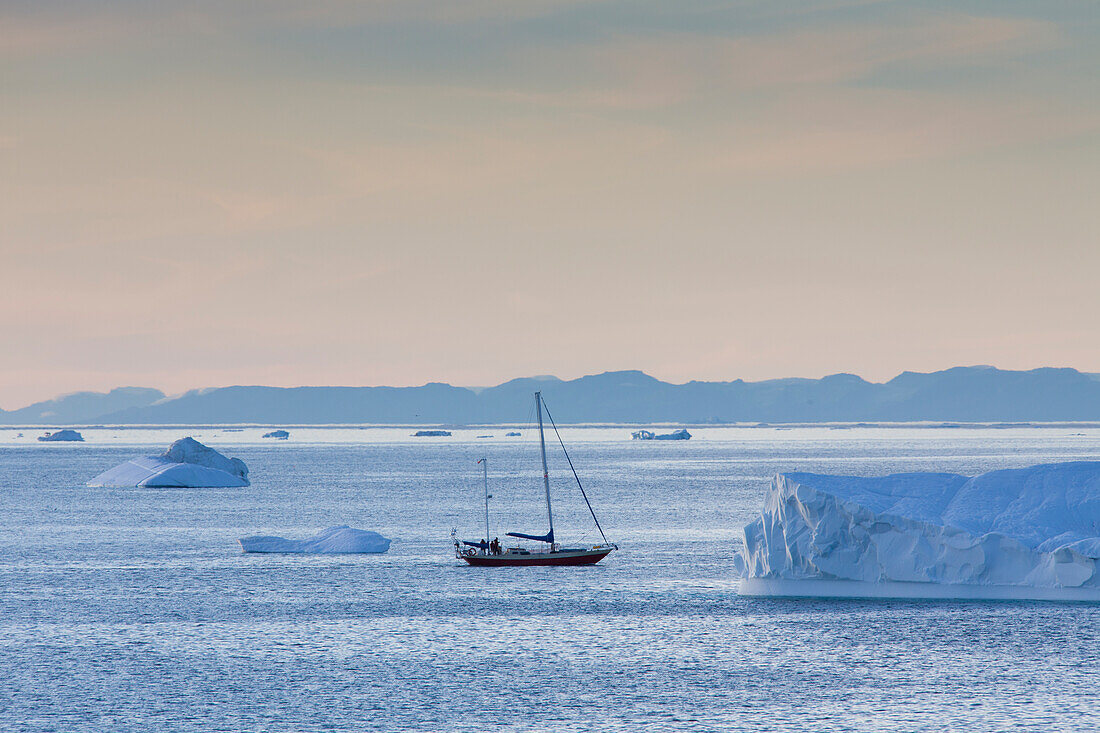 Touristenboot vor Eisbergen, Kangia Eisfjord, Disko-Bucht, UNESCO-Weltnaturerbe, West-Groenland, Grönland