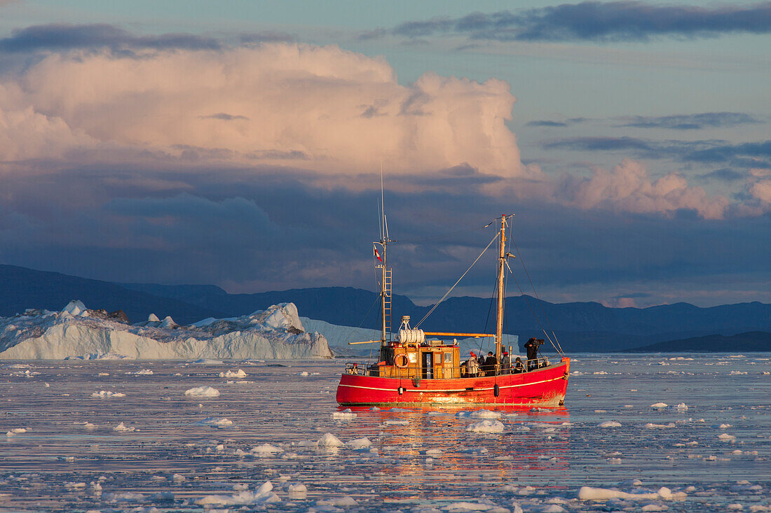 Touristenboot vor Eisbergen, Kangia Eisfjord, Disko-Bucht, UNESCO-Weltnaturerbe, West-Groenland, Grönland