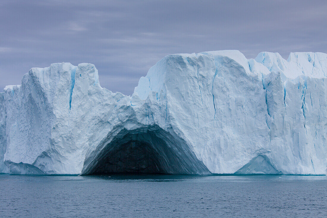 Eisberg mit Torbogen im Kangia Eisfjord, UNESCO Weltnaturerbe, Disko-Bucht, West-Groenland, Grönland