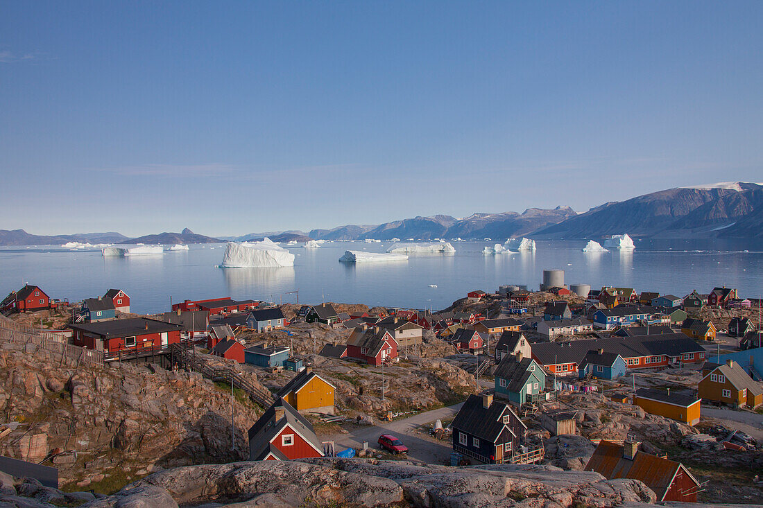 Bunte Haeuser und Eisberge, Uummannaq, Nord-Groenland, Grönland