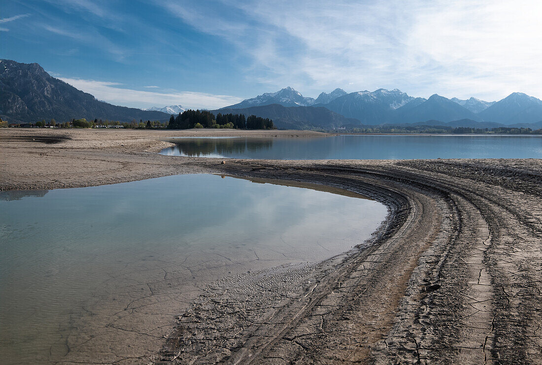 Blick auf die Wasserbecken im ausgetrockneten Forggensee, Bayern, Deutschland, Europa