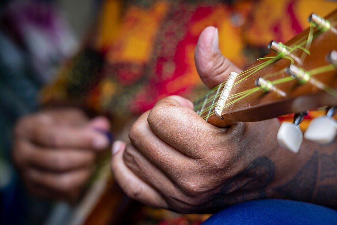 Einheimischer Mann spielt Ukulele, Raiatea, Leeward Islands, Französisch-Polynesien, Südpazifik