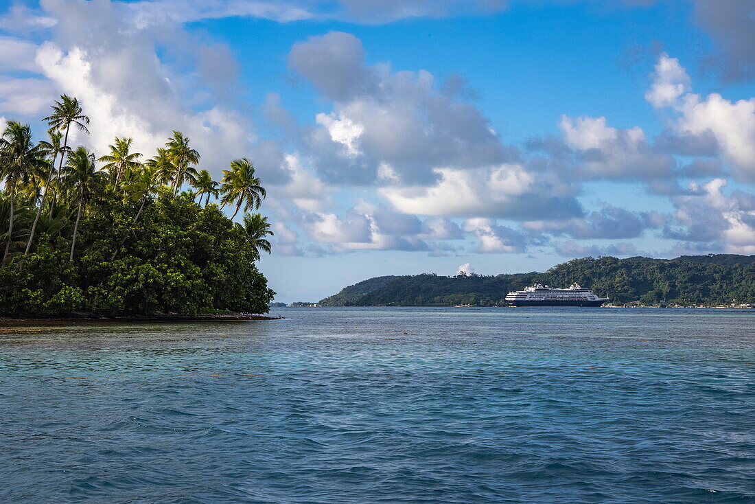 Kokosnusspalmen und das Kreuzfahrtschiff Vasco da Gama (nicko cruises) in der Lagune von Bora Bora, Leeward-Inseln, Französisch-Polynesien, Südpazifik