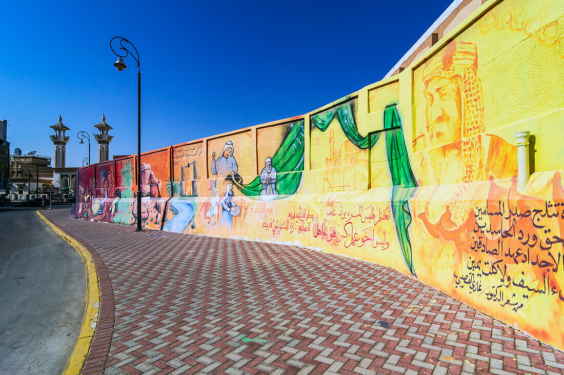 Saudi-Arabien, Provinz Asch-Scharqiy, Oase al-Hasa (al-Ahsa), Urbanes Zentrum Hofuf, typische Architektur, Mauer mit Graffitti