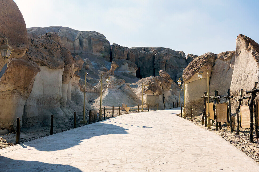 Saudi-Arabien, Oase al-Hasa (al-Ahsa), Strasse durch die Kalksteinklippen am Tafelberg Al-Qarah