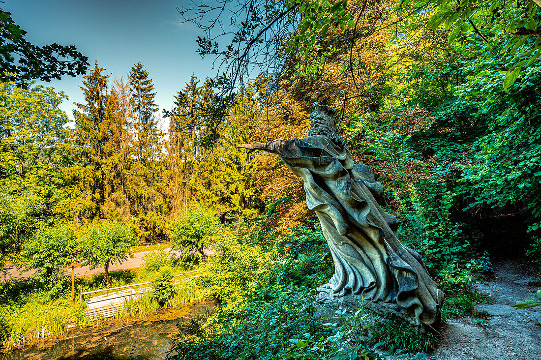 Die Erlkönig Statue in Jena im Ortsteil Jena-Ost im Sommer bei blauem Himmel, Jena, Thüringen, Deutschland