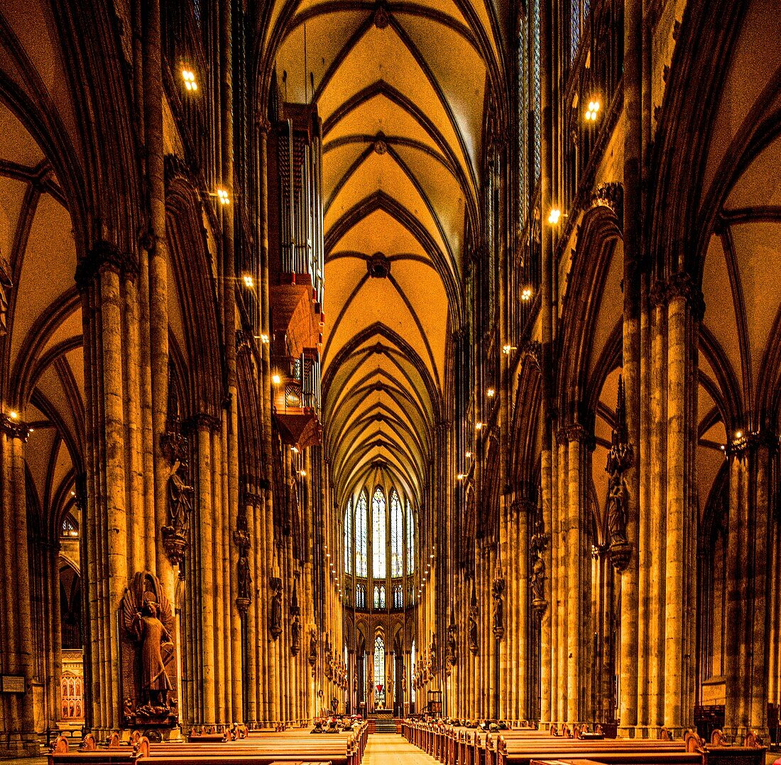 Innenraum des Kölner Dom mit Blick zum Chor, Köln, NRW, Deutschland