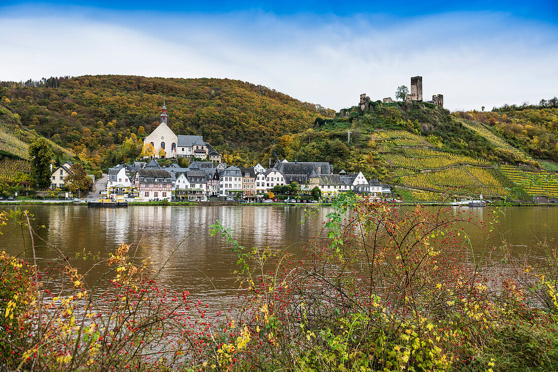 Herbstlich verfärbter Wald und malerisches Dorf, Beilstein, Mosel, Rheinland-Pfalz, Deutschland