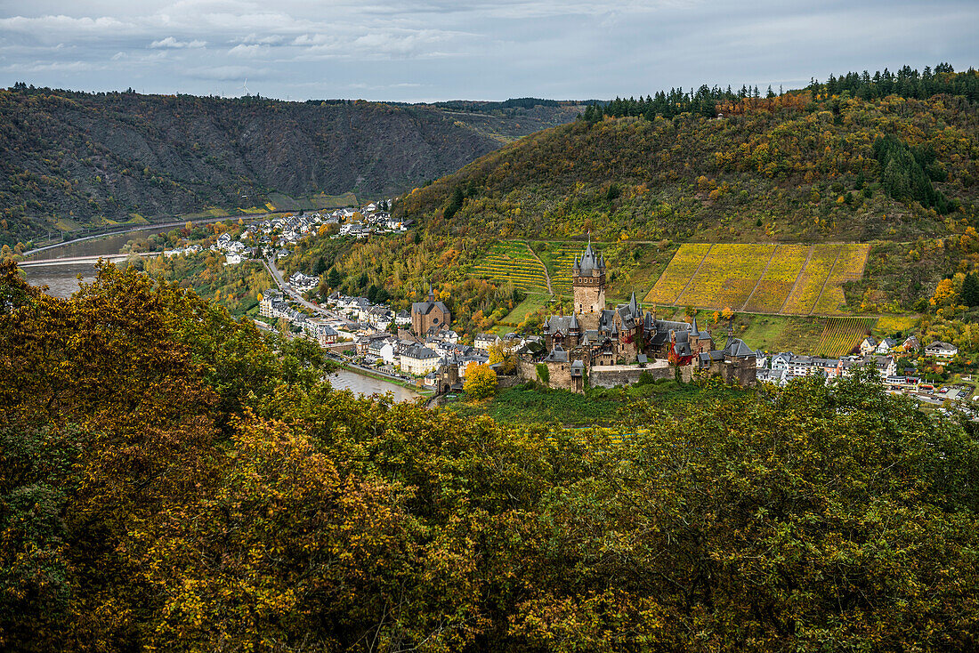  View of the Reichsburg in autumn, Cochem, Mosel, Rhineland-Palatinate, Germany 