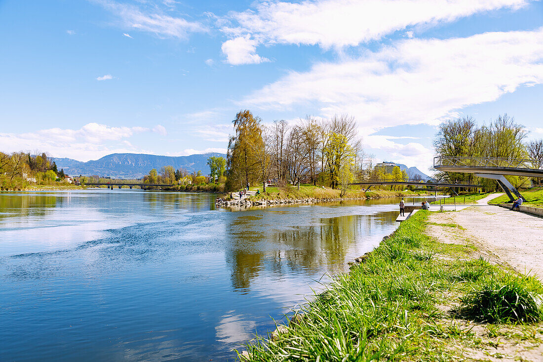 Zusammenfluss Mangfall und Inn mit Innspitz und Aussichtsplattform am Mangfalltalradweg in Rosenheim in Oberbayern in Deutschland