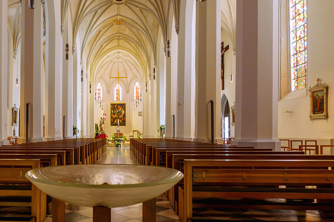 Innenraum der Stadtpfarrkirche St. Nikolaus in Rosenheim in Oberbayern in Deutschland