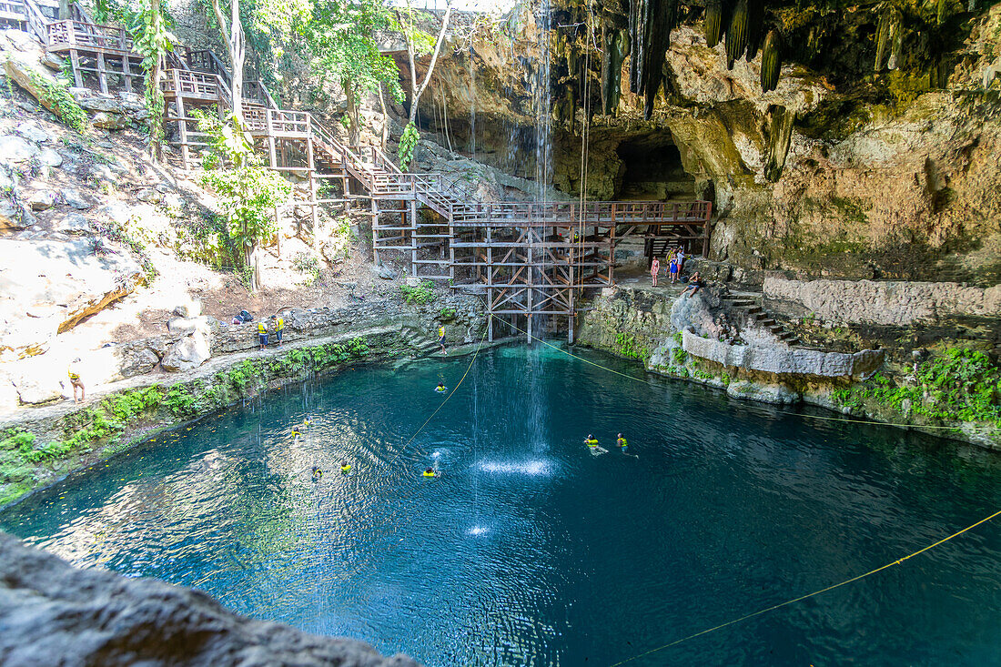 Menschen schwimmen im Cenote Zaci, einem Kalksteinbecken aus Karbon, Valladolid, Yucatan, Mexiko