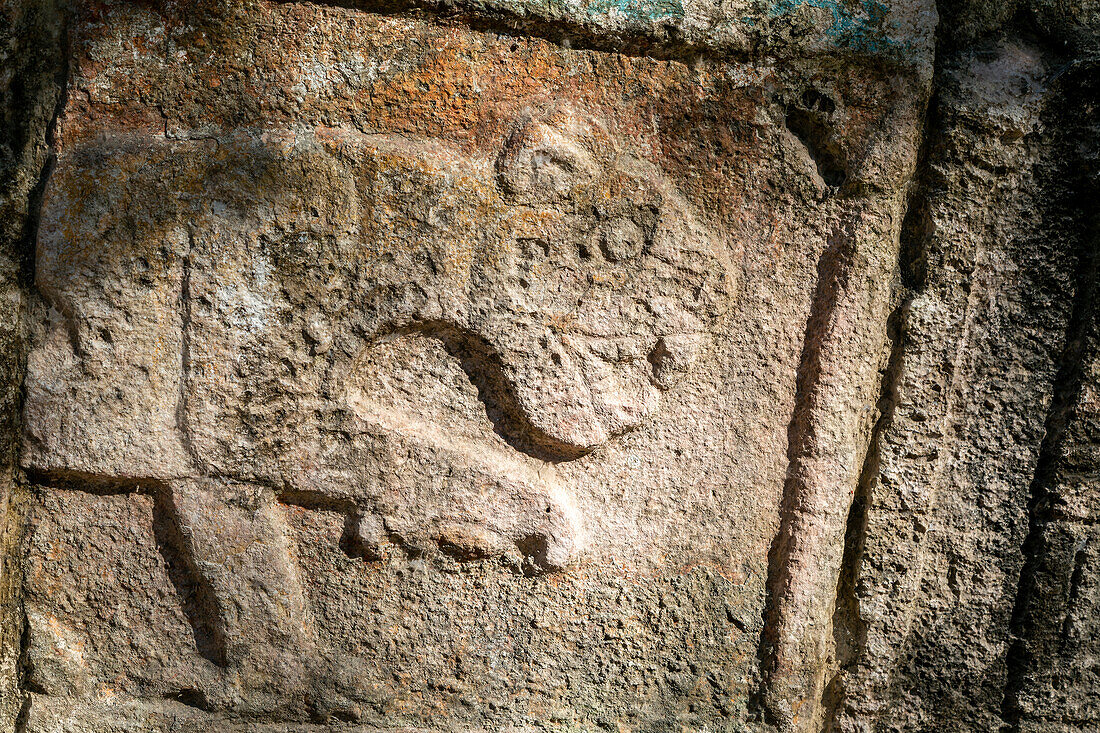 Aus Stein geschnitzte Jaguarfigur, Chichen Itzá, Maya-Ruinen, Yucatan, Mexiko, in der Nähe des Tempels der Krieger