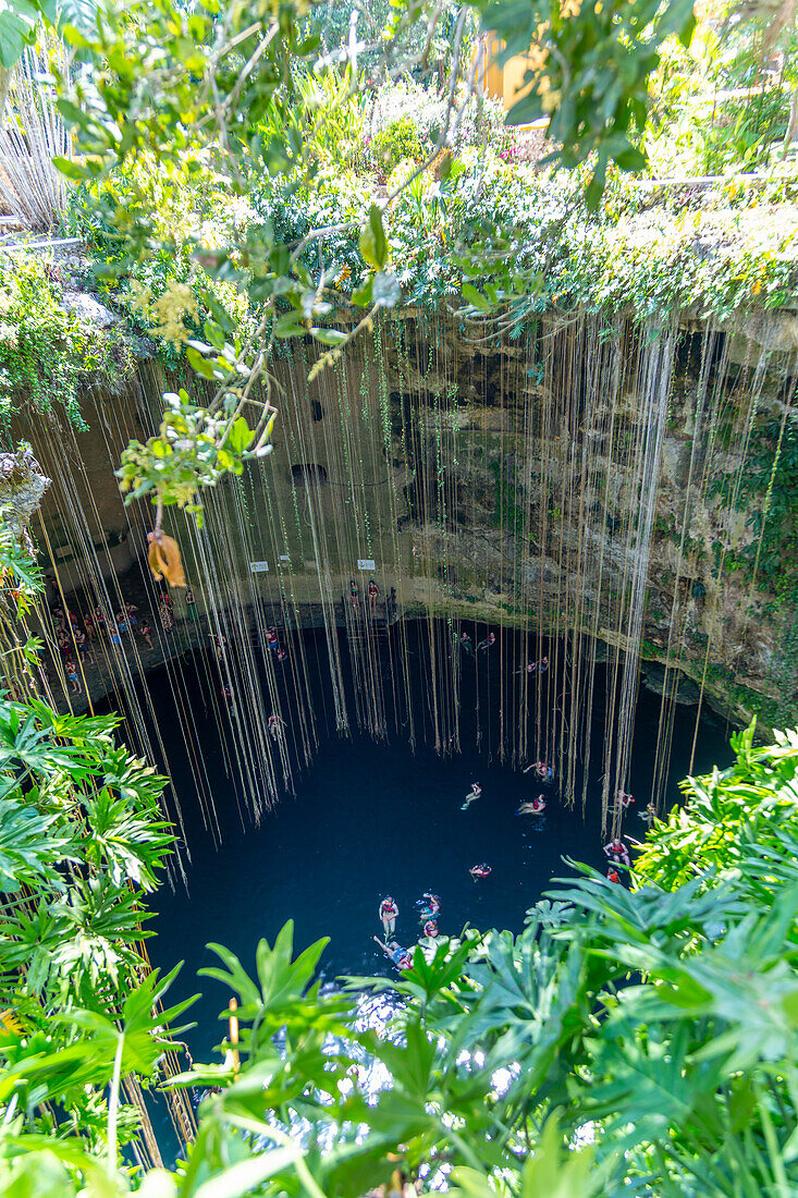 Menschen schwimmen im Kalksteinbecken, Cenote Ik Kil, Pisté, Yucatan, Mexiko