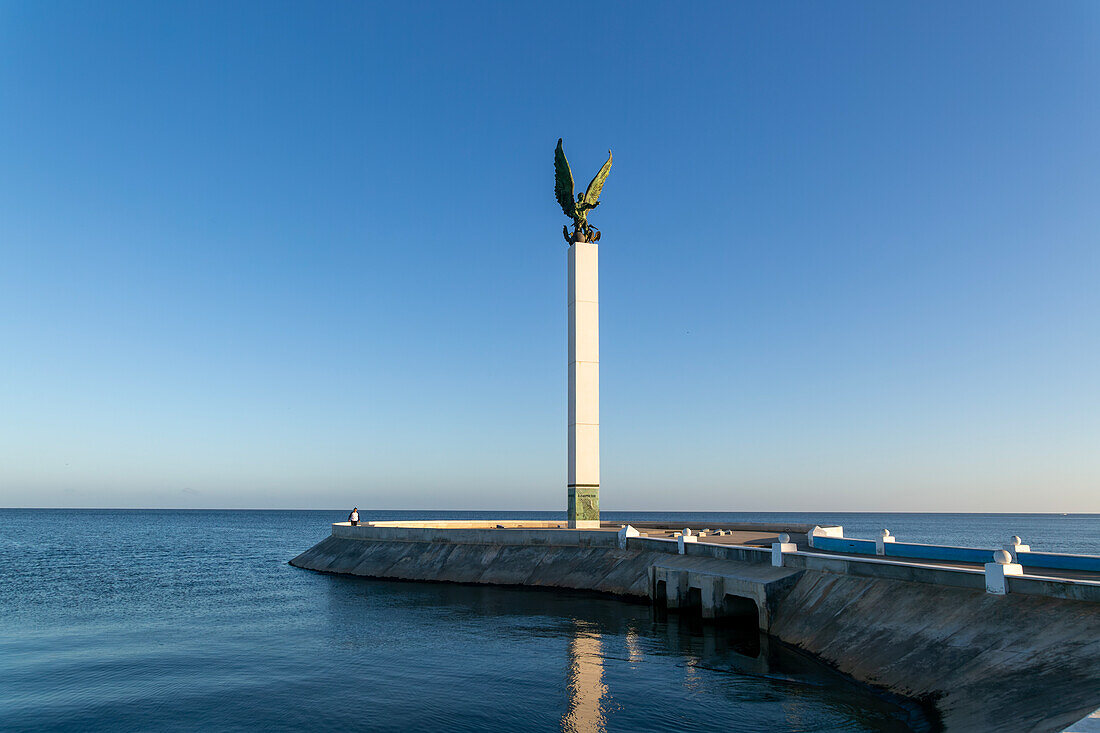 Skulptur eines geflügelten Maya-Engels auf einer hohen Säule, der Strandpromenade Malecon, Stadt Campeche, Bundesstaat Campeche, Mexiko