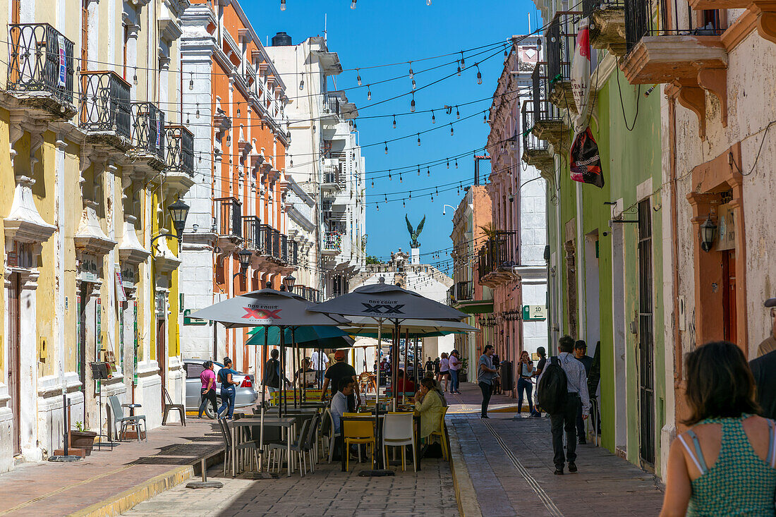 Restauranttische in der historischen Straße mit spanischen Kolonialgebäuden, Stadt Campeche, Bundesstaat Campeche, Mexiko
