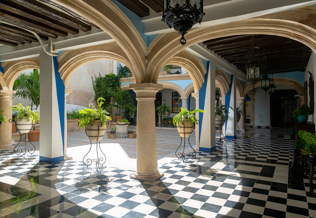 Spanische Kolonialarchitektur im Innenhof des ehemaligen Hotels Cuauhtemoc, Stadt Campeche, Bundesstaat Campeche, Mexiko