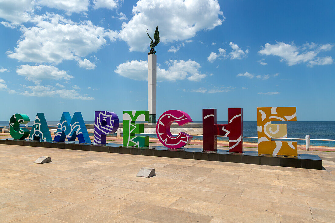 Bunte Buchstaben buchstabieren den Namen der Stadt Campeche, Bundesstaat Campeche, Mexiko an der Strandpromenade Malecon