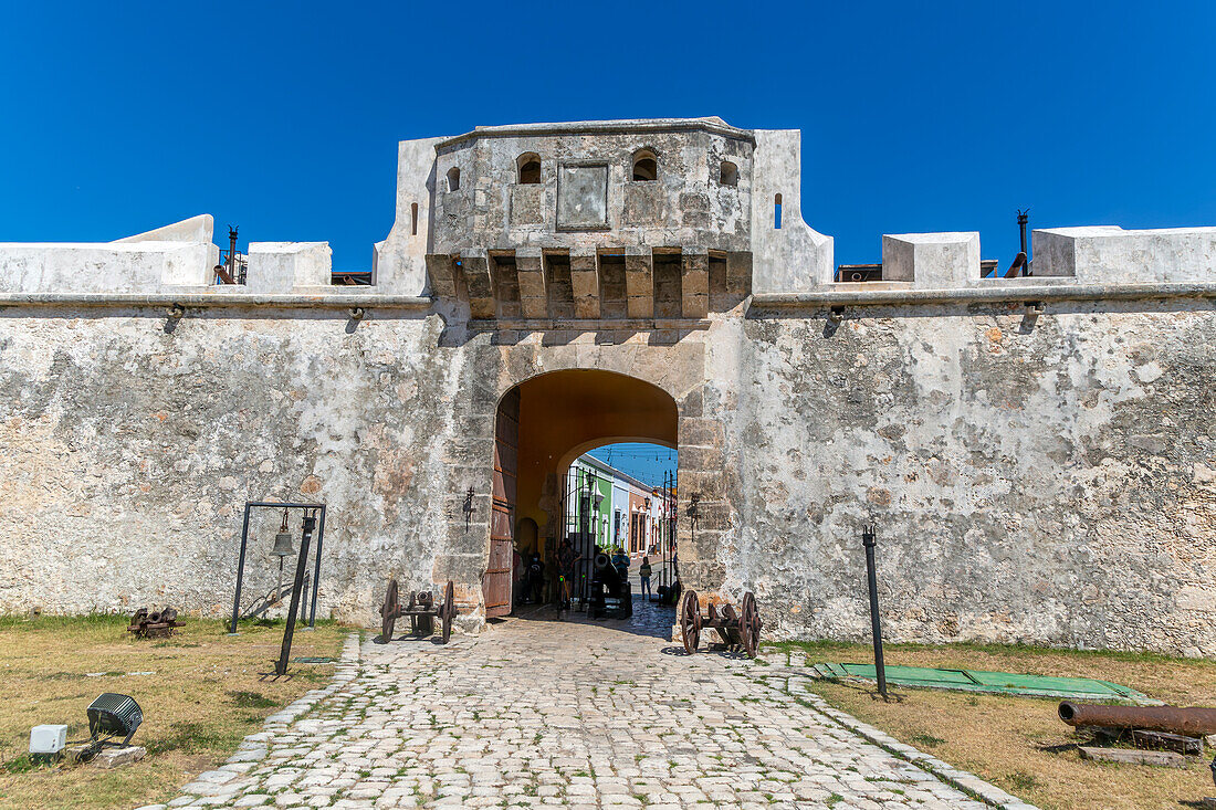 Puerta de Tierra gateway entrance, Fortifications Spanish military architecture of city walls, Campeche city, Campeche State, Mexico