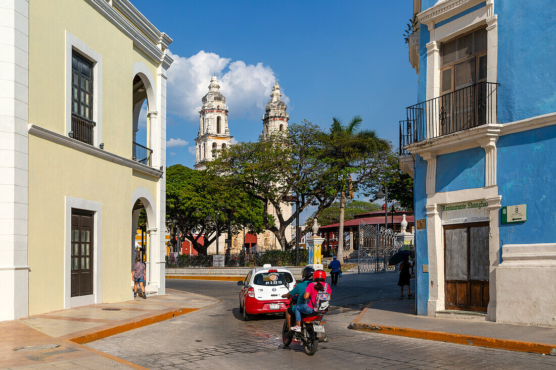 Blick auf die Kathedrale, eingerahmt von spanischen Kolonialgebäuden, Stadt Campeche, Bundesstaat Campeche, Mexiko