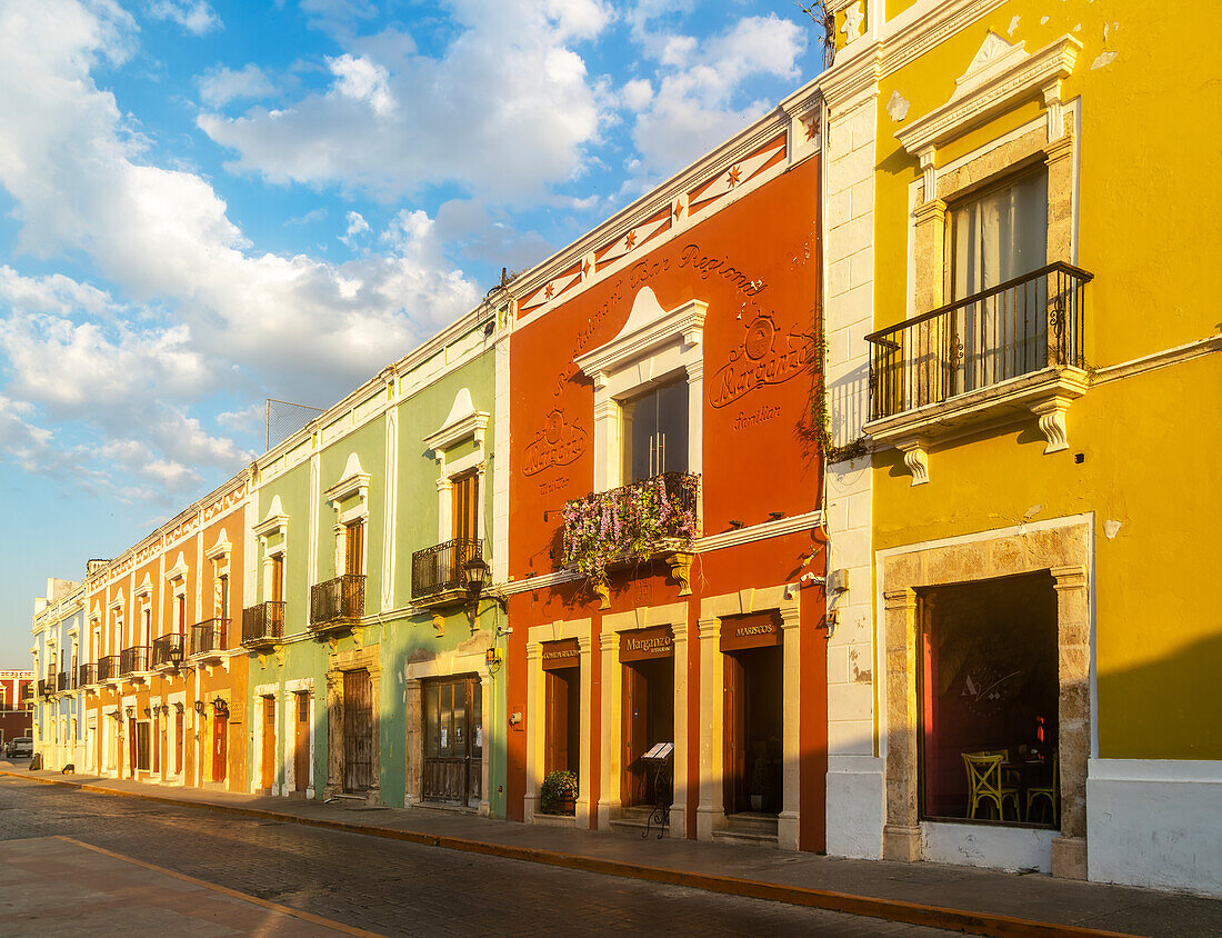 Restaurant Marganzo in einer Reihe farbenfroher Gebäude aus der spanischen Kolonialzeit, Stadt Campeche, Bundesstaat Campeche, Mexiko