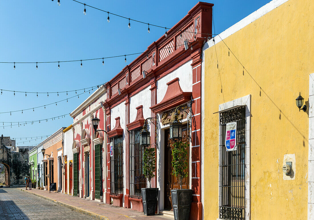 Reihe farbenfroher Gebäude aus der spanischen Kolonialzeit, Stadtzentrum von Campeche, Bundesstaat Campeche, Mexiko