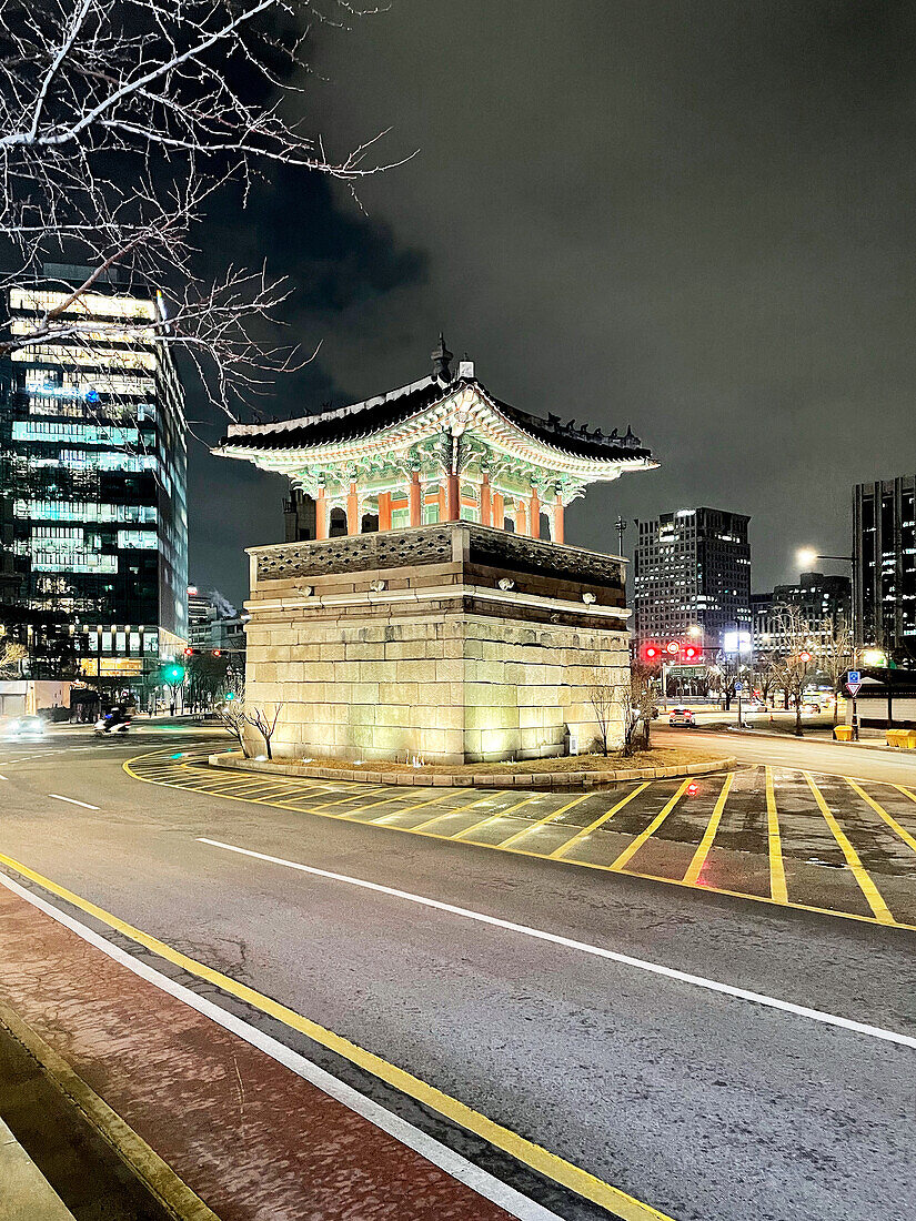  Nighttime illuminated pagoda on traffic island, old and new, Insadong, Seoul, South Korea, Asia 